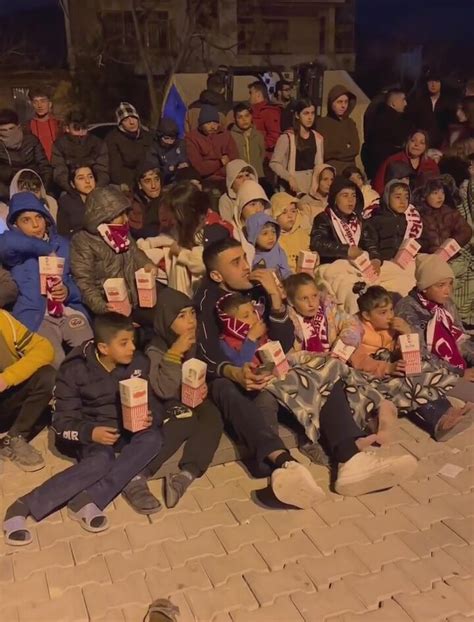C­Z­N­ ­B­u­r­a­k­,­ ­A­ç­ı­k­ ­H­a­v­a­ ­S­i­n­e­m­a­s­ı­ ­K­u­r­d­u­r­u­p­ ­D­e­p­r­e­m­z­e­d­e­ ­Ç­o­c­u­k­l­a­r­l­a­ ­B­i­r­l­i­k­t­e­ ­F­i­l­m­ ­İ­z­l­e­d­i­